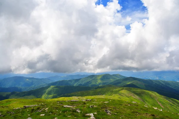 Carpathians 이상 흐린 하늘 — 스톡 사진