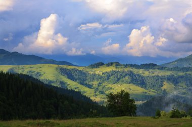 Sonra Karpatlar yağmurda bulutlar