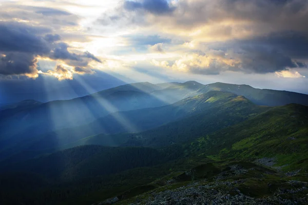 Rays of sun in mountain range — Stock Photo, Image