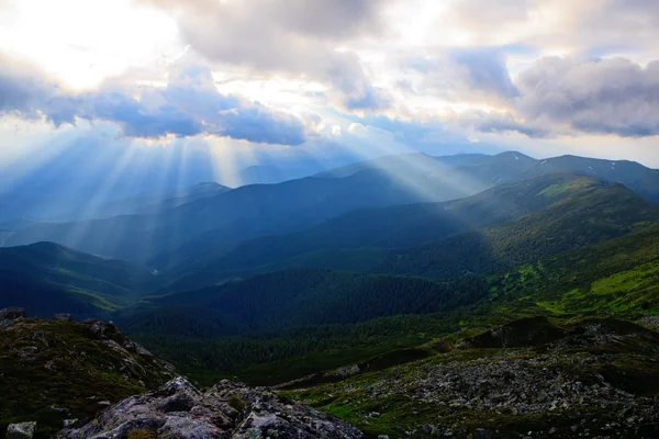 Rays of sun in mountain range — Stock Photo, Image