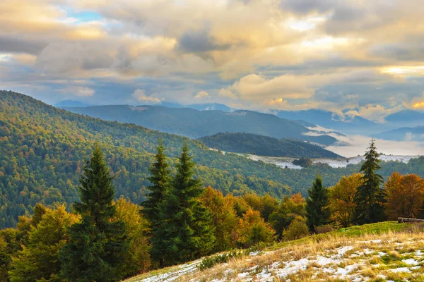 Cárpatos ucranianos en otoño — Foto de Stock