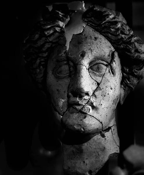 siyah ve beyaz Yunan anıtı