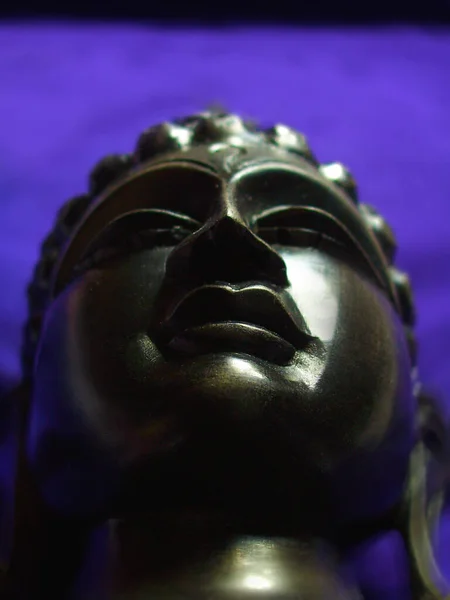 Buddha başkanı menekşe arkaplanda