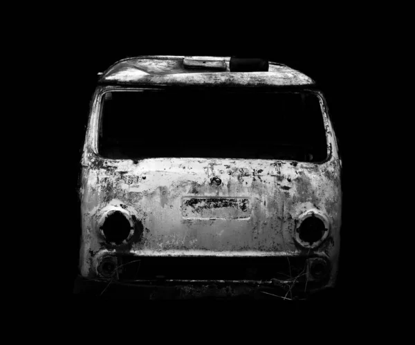 Siyah arka planda terk edilmiş siyah beyaz araba.