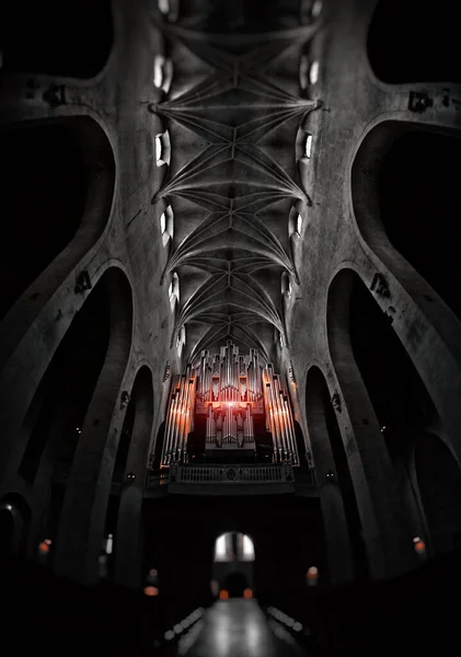 Organı olan Gotik Kilise