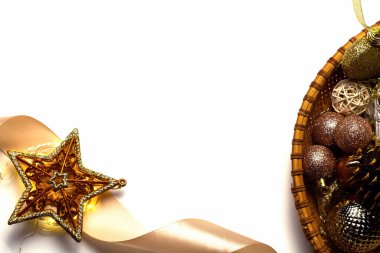Güzel bir Noel geçmişi. Altın oyuncaklar, kurdeleler, süsler, beyaz arka planda izole edilmiş çelenkler. Selamlama, davetiyeler, web tasarımı, sosyal ağlar, sunumlar için.