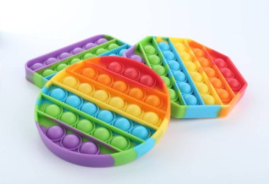 Duyusal oyuncaklar beyaz arka plana yerleştirir.