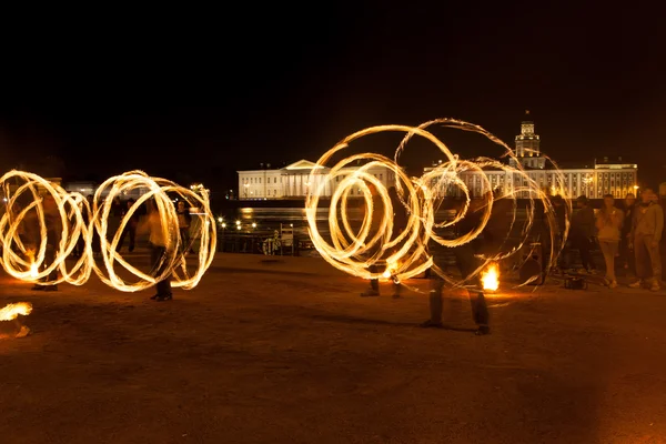 Lebendige feuer - 2014. freie szene am admiralty-damm im zentrum von st. petersburg — Stockfoto