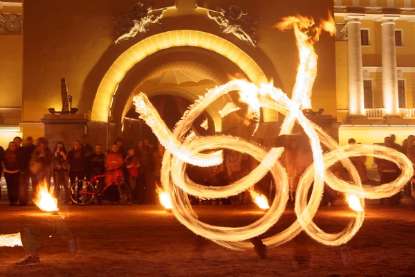 Incendios vivos 2014. Escena libre en el Almirantazgo en el centro de San Petersburgo — Foto de Stock