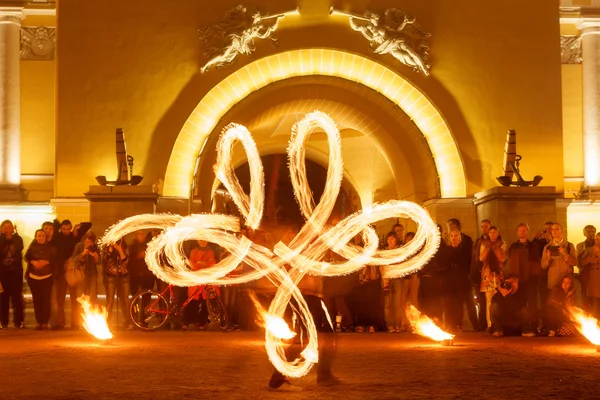 Lebendige feuer - 2014. freie szene am admiralty-damm im zentrum von st. petersburg — Stockfoto