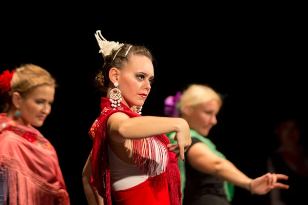 俄罗斯圣彼得堡-2014 年 11 月 30 日: 不明身份从弗拉门戈学校圣彼得斯堡第七节"迦明高"11 月 30 日在俄罗斯圣彼得堡期间在舞台上跳舞的舞者 — 图库照片