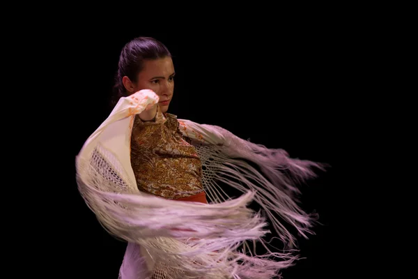 SAINT-PETERSBURG, RÚSSIA - NOVEMBRO 30 2014: Dançarinos não identificados das escolas de flamenco de São Petersburgo dançando no palco durante o VII Festival "Cana Flamenca" em 30 de novembro em São Petersburgo, Rússia — Fotografia de Stock