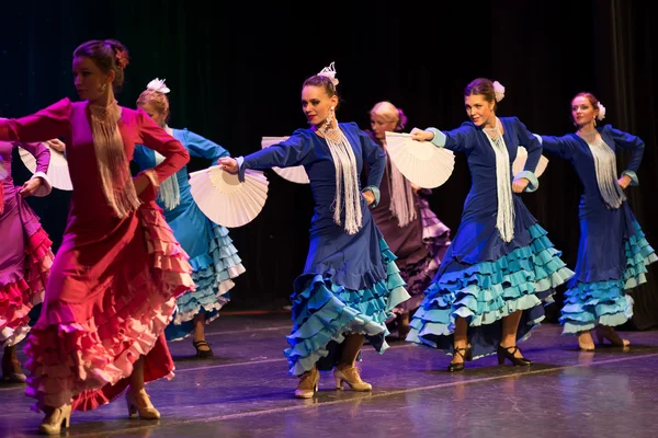 Saint-Petersburg, Federacja Rosyjska-30 listopada 2014: Niezidentyfikowane tancerzy z flamenco szkoły St. Petersburg tańca na scenie podczas festiwalu Vii "Kanie Flamenca" na 30 listopada w Sankt Petersburg, Federacja Rosyjska — Zdjęcie stockowe