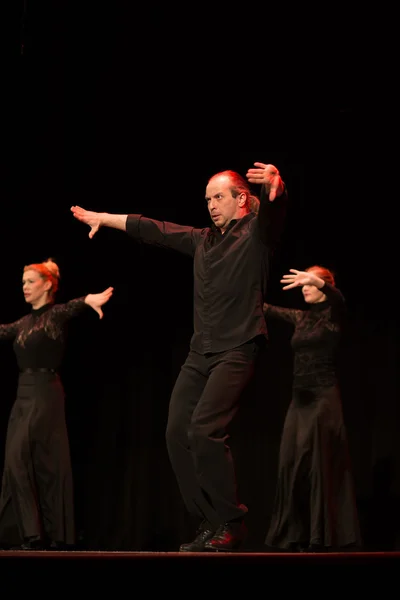 SAINT-PETERSBURG, RÚSSIA - NOVEMBRO 30 2014: Dançarinos não identificados das escolas de flamenco de São Petersburgo dançando no palco durante o VII Festival "Cana Flamenca" em 30 de novembro em São Petersburgo, Rússia — Fotografia de Stock