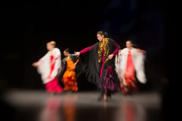 SAINT-PETERSBURG, RÚSSIA - NOVEMBRO 30 2014: Dançarinos não identificados das escolas de flamenco de São Petersburgo dançando no palco durante o VII Festival "Cana Flamenca" em 30 de novembro em São Petersburgo, Rússia — Fotografia de Stock