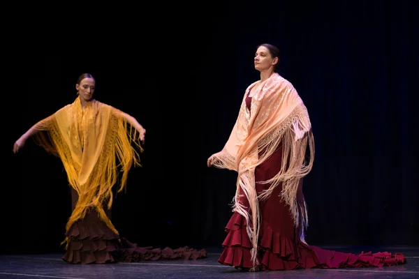 Saint-Petersburg, Federacja Rosyjska-30 listopada 2014: Niezidentyfikowane tancerzy z flamenco szkoły St. Petersburg tańca na scenie podczas festiwalu Vii "Kanie Flamenca" na 30 listopada w Sankt Petersburg, Federacja Rosyjska — Zdjęcie stockowe