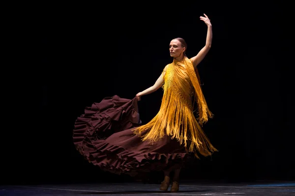 Saint-petersburg, russland - 30. november 2014: unbekannte tänzer der flamenco-schulen des heiligen petersburg tanzen auf der bühne während des vii festivals "cana flamenca" am 30. nov in st petersburg, russland — Stockfoto