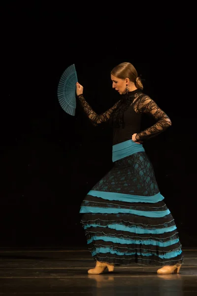 SAINT-PETERSBURG, RÚSSIA - NOVEMBRO 30 2014: Dançarinos não identificados das escolas de flamenco de São Petersburgo dançando no palco durante o VII Festival "Cana Flamenca" em 30 de novembro em São Petersburgo, Rússia — Fotografia de Stock