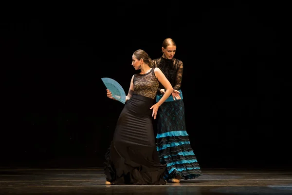 Szentpétervár, Oroszország-30 2014 novemberében: Flamenco-iskola, a St. Petersburg táncolni a színpadon alatt Vii Fesztivál "Cana Flamenca"-november 30-Szentpétervár, Oroszország azonosítatlan táncosok — Stock Fotó