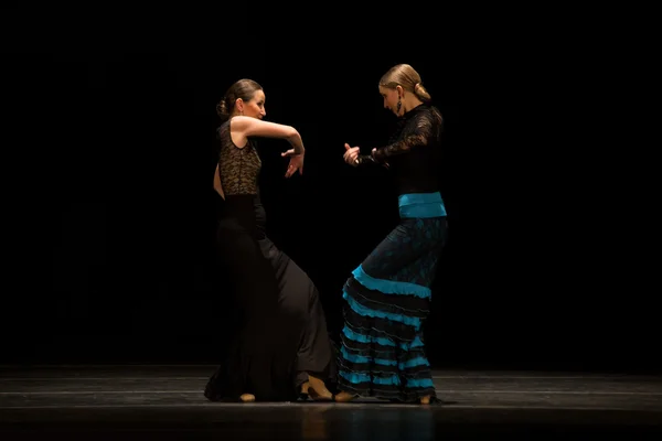 SAINT-PETERSBURG, RÚSSIA - NOVEMBRO 30 2014: Dançarinos não identificados das escolas de flamenco de São Petersburgo dançando no palco durante o VII Festival "Cana Flamenca" em 30 de novembro em São Petersburgo, Rússia — Fotografia de Stock