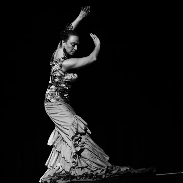 俄罗斯圣彼得堡-2014 年 11 月 30 日: 不明身份从弗拉门戈学校圣彼得斯堡第七节"迦明高"11 月 30 日在俄罗斯圣彼得堡期间在舞台上跳舞的舞者 免版税图库图片