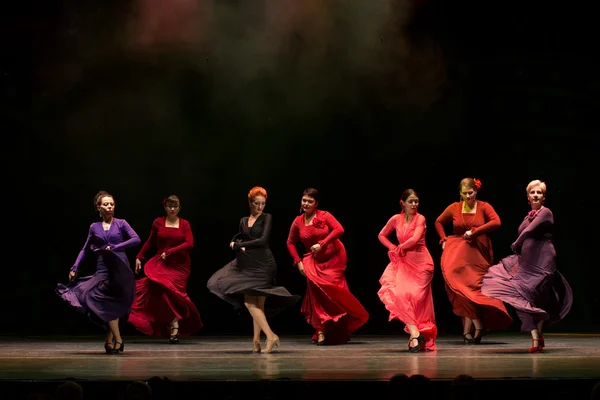 SAINT-PETERSBURG, RUSIA - 30 DE NOVIEMBRE DE 2014: Bailarines no identificados de las escuelas de flamenco de San Petersburgo bailando en el escenario durante el VII Festival "Caná Flamenca" el 30 de Noviembre en San Petersburgo, Rusia Imagen De Stock