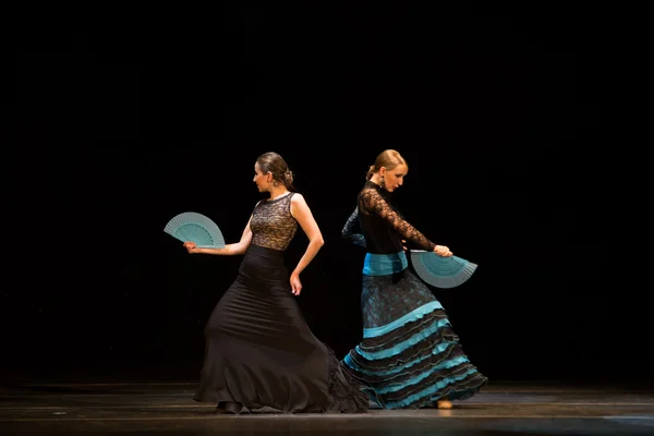 SAINT-PETERSBURG, RUSSIE - 30 NOVEMBRE 2014 : Danseurs non identifiés des écoles de flamenco de Saint-Pétersbourg dansant sur scène lors du VII Festival "Cana Flamenca" le 30 novembre à Saint-Pétersbourg, Russie Photo De Stock