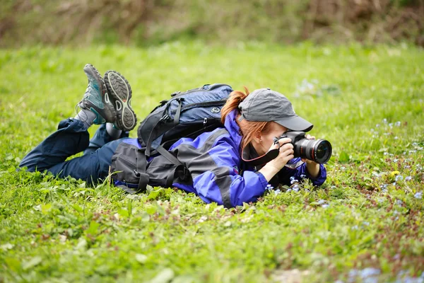 Fotógrafo ruiva na natureza — Fotografia de Stock