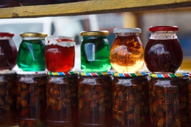 renkli beyaz reçel kavanoz