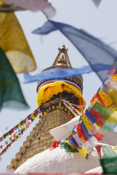 Drapeaux de prière et le sommet du stupa Boudhanath — Photo