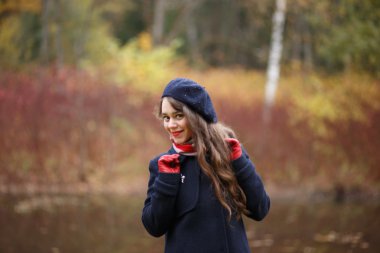 sonbahar ortasında uzun kahverengi kıvırcık saçlı kız