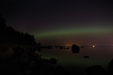 Saint-Petersburg yakınındaki aurora borealis, yeşil ışık