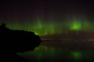 Saint-Petersburg yakınındaki aurora borealis, yeşil ışık