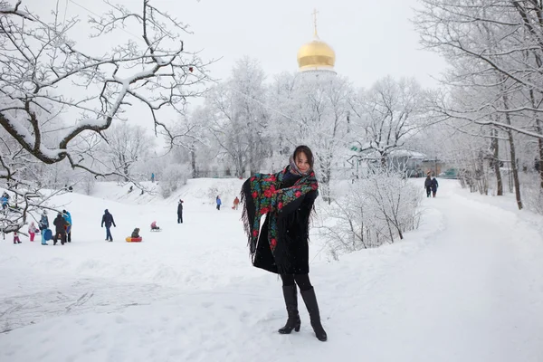 Ryska flickan på vintern — Stockfoto