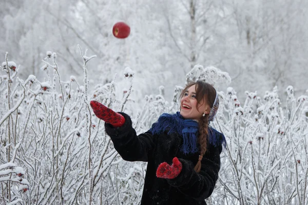 Russian girl in winter — Stock Photo, Image