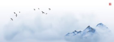 Gökyüzünde kuş sürüsü ve sisli uzak mavi dağlarla minimalist bir manzara. Geleneksel Japon mürekkep boyası sumi-e. Hiyeroglifin çevirisi - berraklık.