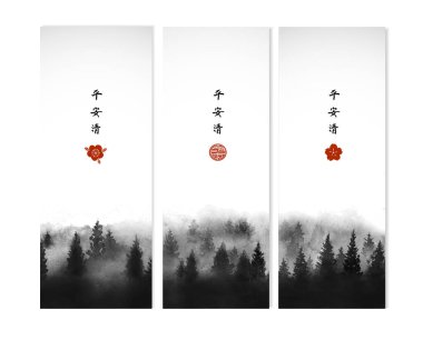 Üzerinde sisli orman ağaçları olan üç pankart ve metnin için bir yer. Geleneksel oryantal mürekkep boyası sumi-e, u-sin, go-hua. Hiyeroglifler - barış, sükunet, berraklık