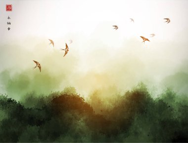Yeşil sisli orman dağları ve gökyüzünde kırlangıç kuşlarıyla dolu bir manzara. Geleneksel oryantal mürekkep boyası sumi-e, u-sin, go-hua. Hiyeroglifler - sonsuzluk, özgürlük, mutluluk, neşe