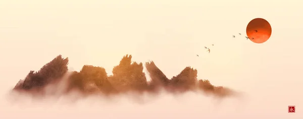 霧の中で野生の岩の山々 大きな赤い太陽と日の出の空に鳥の群れ 伝統的な東洋の水墨画 遊戯王華 ヒエログリフの翻訳 — ストックベクタ
