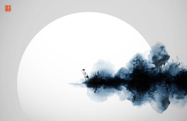 Vinçli manzara, orman ağaçlı ada ve suya yansıyan büyük ay. Geleneksel oryantal mürekkep boyası sumi-e, u-sin, go-hua. Hiyeroglifin çevirisi - zen.