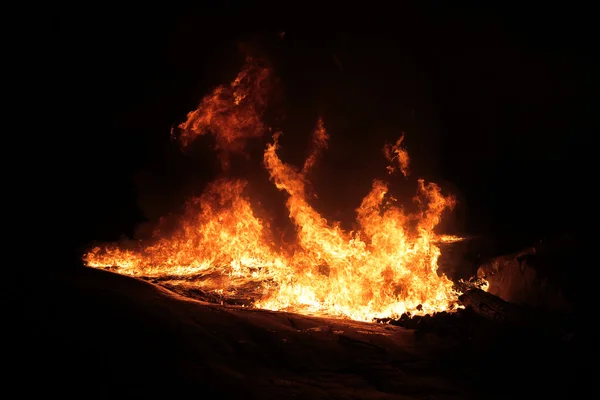 Gran fuego en el fondo oscuro — Foto de Stock