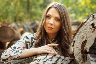 Güzel kız pozlar sanset üzerinde