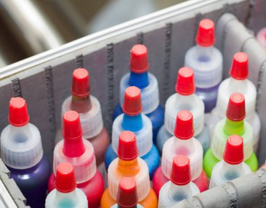 Kalıcı makyaj için renkli tüpler