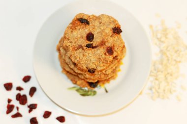 Doğal lezzetli yulaf ezmesi, beyaz arka planda, el yapımı vejetaryenler için evde pişirilmiş böğürtlenlerle pişirilir.