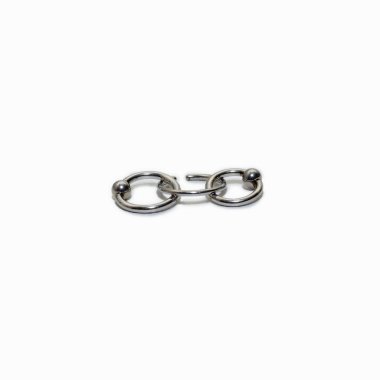 Beyaz arkaplanda piercing için halkalar
