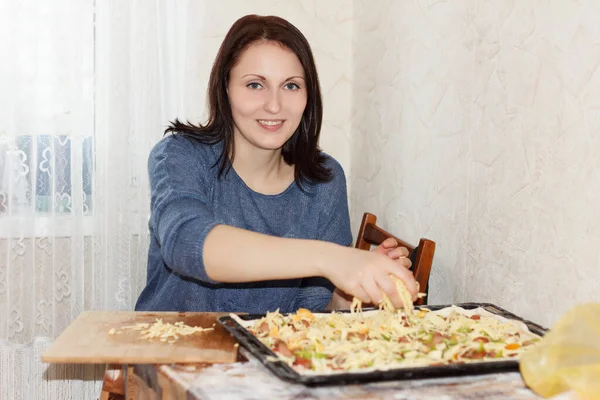 Chica Morena Preparando Una Pizza Con Verduras Queso Cocina Casa —  Fotos de Stock
