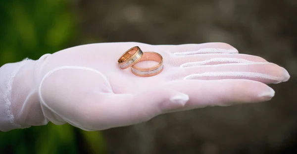 白い手袋に手の手のひらに結婚指輪 — ストック写真