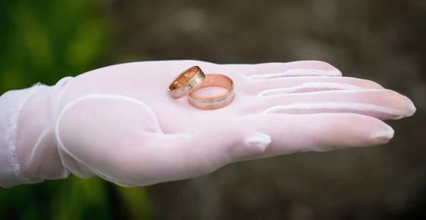 Anelli Nuziali Sul Palmo Della Mano Bianco Guanto — Foto Stock