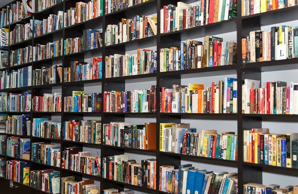 Muchos Libros Colores Que Yacen Los Estantes Sala Lectura Biblioteca — Foto de Stock