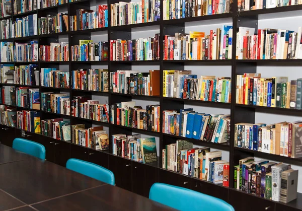 Muchos Libros Colores Que Yacen Los Estantes Sala Lectura Biblioteca — Foto de Stock